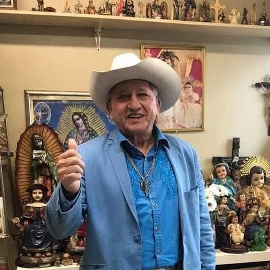 Óscar Interiano sonriente, con sombrero blanco y saco azul